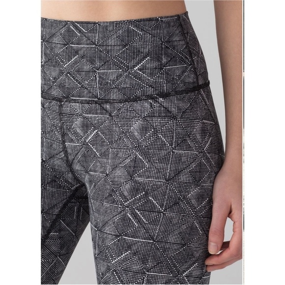 LULULEMON Wunder Under Hi-Rise 7/8 Tight in Formation Alpine White Black Size 6 - Picture 4 of 9